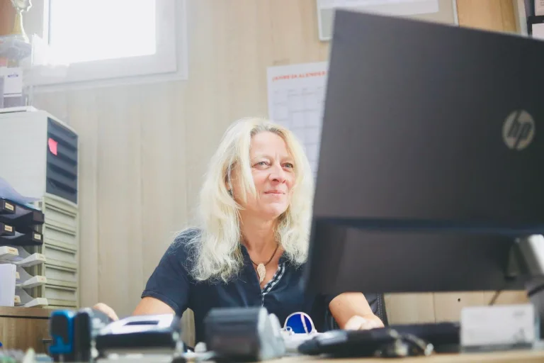 Unsere gute Seele des Büros am Arbeitsplatz